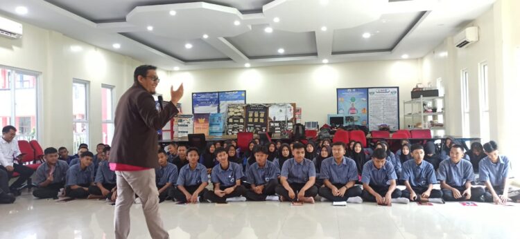 SMKN 15 Kota Bekasi Gelar Program Industri Mengajar: Dorong Siswa TJKT Berani Berwirausaha di Era Digital
