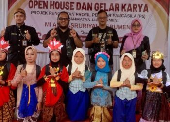 MACI Banyumas Bagikan Peralatan Sekolah kepada Pramuka MI Al Masruriyah Juara Pesta Siaga Kwarcab