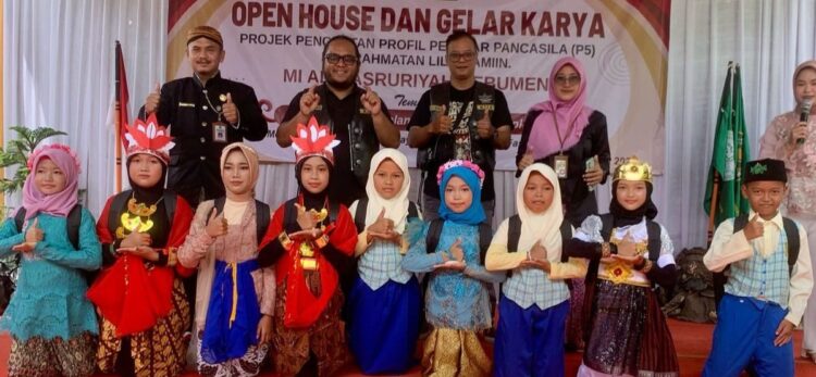 MACI Banyumas Bagikan Peralatan Sekolah kepada Pramuka MI Al Masruriyah Juara Pesta Siaga Kwarcab