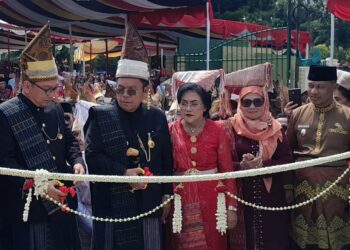 Bupati Simalungun dan Ketua TP PKK Hadiri Peresmian Monumen Raja Sang Naualuh Damanik