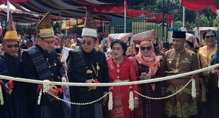 Bupati Simalungun dan Ketua TP PKK Hadiri Peresmian Monumen Raja Sang Naualuh Damanik