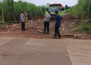 Peka Terhadap Keluhan Masyarakat Team Dari Indek 11 Beserta Karang Taruna dan Mapolsek Purwadadi Terjun Langsung Bersihkan Jalan