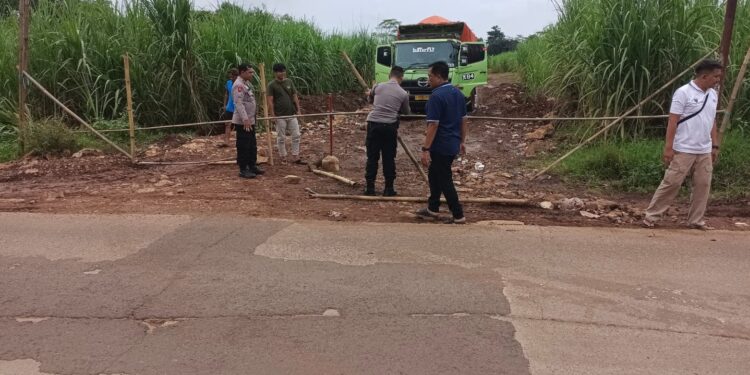 Peka Terhadap Keluhan Masyarakat Team Dari Indek 11 Beserta Karang Taruna dan Mapolsek Purwadadi Terjun Langsung Bersihkan Jalan