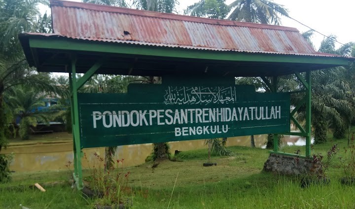 Akibat Penahanan Ijazah Oleh SMA Hidayatullah Simpang Nakau – Bengkulu, Seorang Ibu Menangis’ Anaknya Tidak Bisa Magang di Luar Negeri