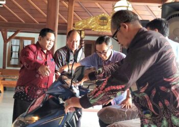 Bupati Sadewo Serahkan 100 Sepeda Motor Operasional untuk Kades dan Lurah