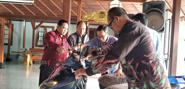 Bupati Sadewo Serahkan 100 Sepeda Motor Operasional untuk Kades dan Lurah