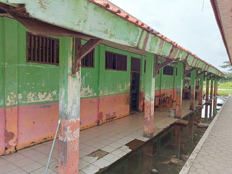 Gedung SD Negeri Sukaraya 04 Kec.Karang Bahagia – Bekasi Memprihatinkan, Biaya Perawatan Sekolah Dari Dana BOS Diduga Dikorupsi Kepsek