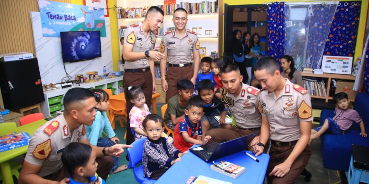 Kepedulian Taruna Akpol : Mengajarkan Calistung Hingga Memotivasi Anak Jalanan