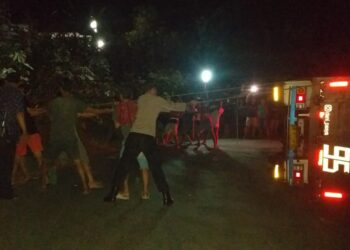 Truk Bermuatan Karpet Terguling di Pengadegan, Polisi Bantu Evakuasi