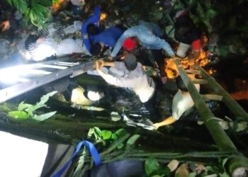 Dua Warga Jatuh di Bawah Jembatan, Polisi bersama BPBD Evakuasi Korban