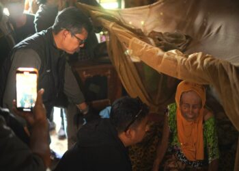 Bupati Subang Dan wakilnya Kunjungi Ibu Angkat Mak Ucung Di Kampung Kosar Cipeundeuy