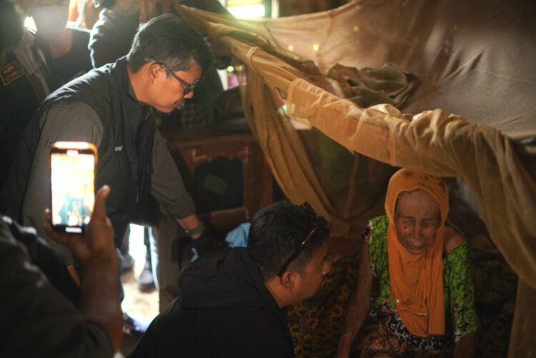 Bupati Subang Dan wakilnya Kunjungi Ibu Angkat Mak Ucung Di Kampung Kosar Cipeundeuy