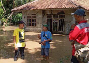 Camat Cipunagara Aris Ristian Meninjau Lokasi Banjir di Dusun Talaga Desa Jati