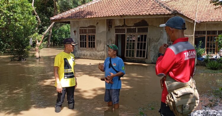 Camat Cipunagara Aris Ristian Meninjau Lokasi Banjir di Dusun Talaga Desa Jati