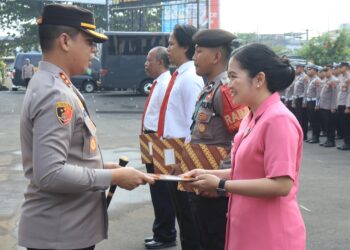 Polres PurbaIingga Beri Penghargaan Personel dan Bhayangkari Berprestasi