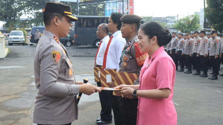Polres PurbaIingga Beri Penghargaan Personel dan Bhayangkari Berprestasi