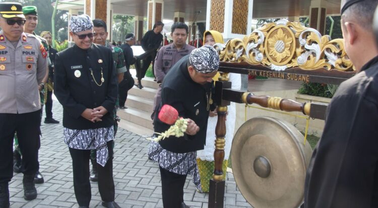 PemKab Subang Menyelenggarakan Upacara Peringatan (Hardiknas) Hari Pendidikan Nasional