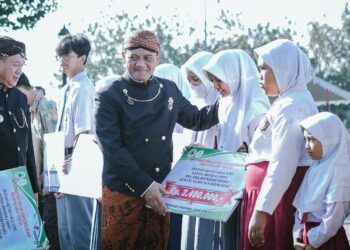 Gubernur Jateng Pimpin Upacara Peringatan Hardiknas di Banyumas