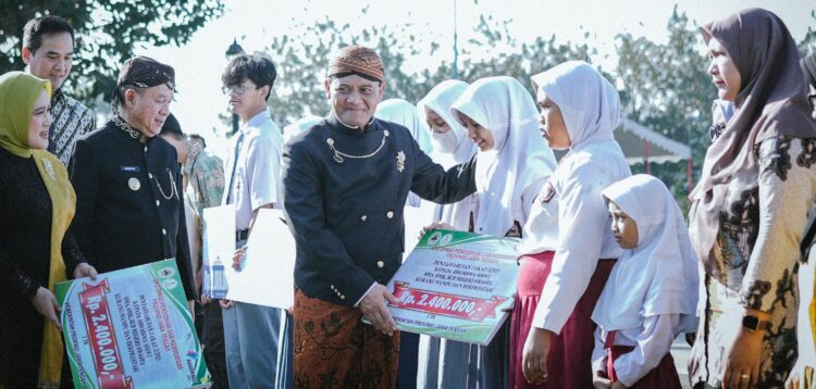 Gubernur Jateng Pimpin Upacara Peringatan Hardiknas di Banyumas