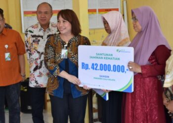 Bupati Sadewo Serahkan Santunan Kematian dan Kartu BPJS Ketenagakerjaan bagi Anggota Koperasi Kopipo di Ajibarang