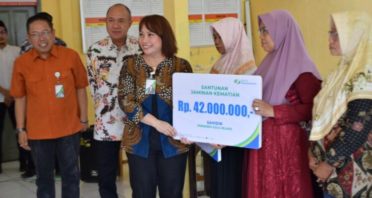 Bupati Sadewo Serahkan Santunan Kematian dan Kartu BPJS Ketenagakerjaan bagi Anggota Koperasi Kopipo di Ajibarang