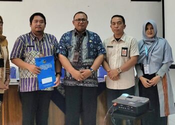 Sekda Banyumas Serahkan Bantuan Pendukung Pelayanan KB kepada Faskes