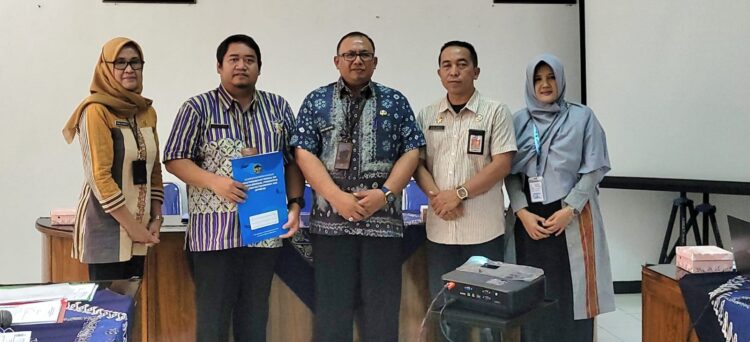 Sekda Banyumas Serahkan Bantuan Pendukung Pelayanan KB kepada Faskes