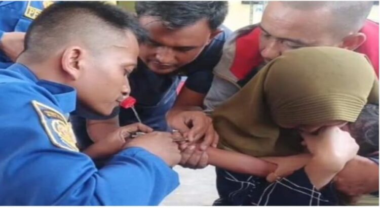 Pemadam Kebakaran Kabupaten Bekasi Gerak Cepat Bantu Lepas Jari Bocah Tersangkut Gagang Sapu