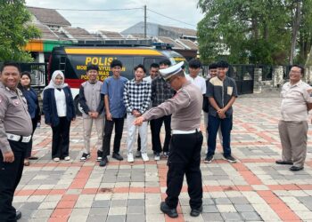 Satlantas dan Sat Binmas Polres Gresik Gelar Edukasi Keselamatan Berlalu Lintas dan Bahaya Kenakalan Remaja di Pondok Pesantren At-Tanwir SMA Muhammadiyah 10 Gresik