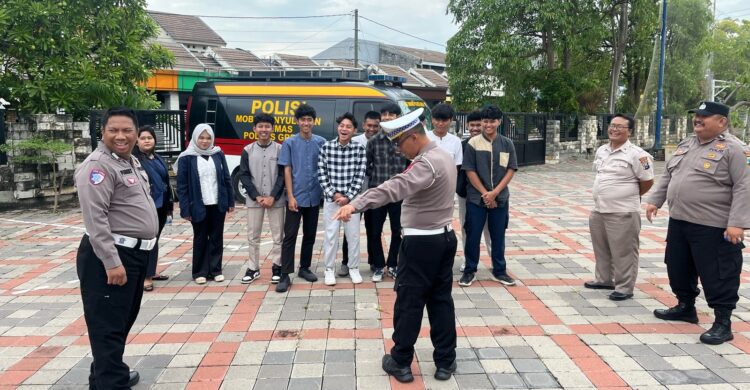 Satlantas dan Sat Binmas Polres Gresik Gelar Edukasi Keselamatan Berlalu Lintas dan Bahaya Kenakalan Remaja di Pondok Pesantren At-Tanwir SMA Muhammadiyah 10 Gresik