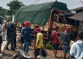 Puluhah Siswa SMPN 1 Patokbesi Tertabrak Truk di Perapatan Sarengseng