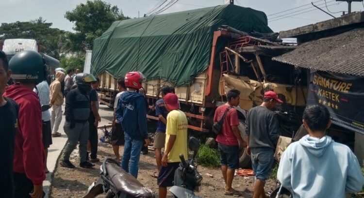Puluhah Siswa SMPN 1 Patokbesi Tertabrak Truk di Perapatan Sarengseng