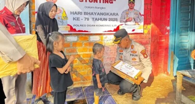 HUT Bhayangkara, Polres OKI Lakukan Penanganan Stunting dan Bagi-bagi Sembako