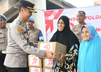 Polda Jateng Salurkan 210 Paket Bansos di Kampung Nelayan Tambakrejo