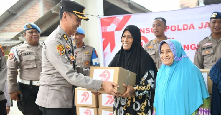 Polda Jateng Salurkan 210 Paket Bansos di Kampung Nelayan Tambakrejo