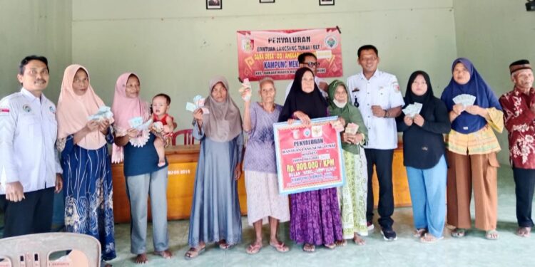 Pemerintah Kampung Mekar Jaya, Bagikan BLT DD