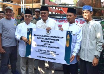 Bupati Sadewo Serahkan  Sapi Kurban dari Presiden Kepada Takmir Masjid Az Zahra Karangklesem
