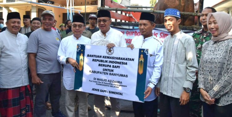 Bupati Sadewo Serahkan  Sapi Kurban dari Presiden Kepada Takmir Masjid Az Zahra Karangklesem