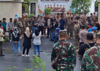 Puluhan Massa AKSIOMA RAKYATIS Geruduk Kantor Kajari Kota Banjar