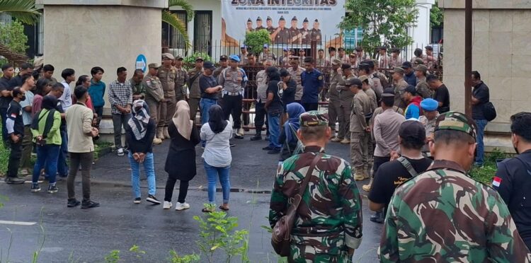 Puluhan Massa AKSIOMA RAKYATIS Geruduk Kantor Kajari Kota Banjar