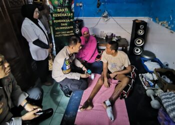 Polres Purbalingga Gelar Bakti Kesehatan Hari Bhayangkara Ke-79, Jenguk Anggota Sakit dan Pemeriksaan Kesehatan Ojol Gratis