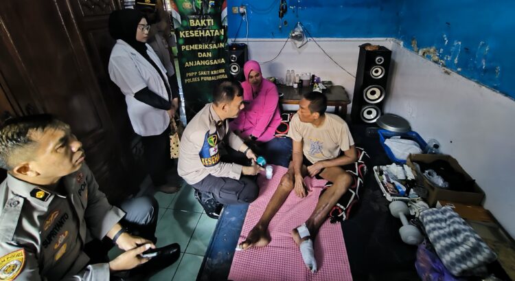 Polres Purbalingga Gelar Bakti Kesehatan Hari Bhayangkara Ke-79, Jenguk Anggota Sakit dan Pemeriksaan Kesehatan Ojol Gratis