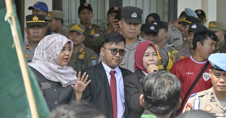 Plt.Ketua DPRD Hadir Ditengah – Tengah Massa IMM Yang Berunjuk Rasa Di Kantor DPRD Kota Banjar