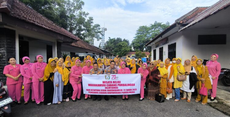 Polres Purbalingga Gelar Wisata Religi Hari Bhayangkara Ke-79 untuk Warakawuri