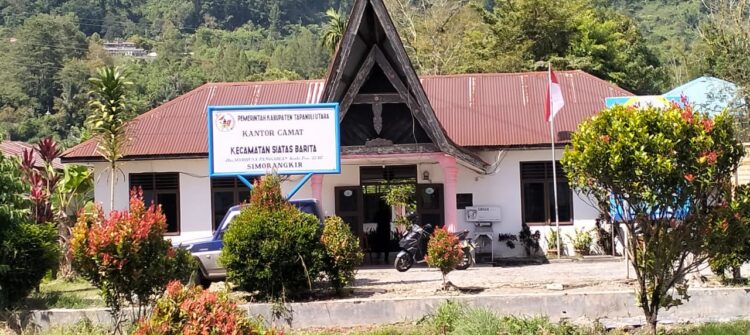 Eliyanto Sitompul Camat Siatas Barita Kabupaten Taput Sulit Ditemui Dikantornya, Apakah jarang Masuk ?