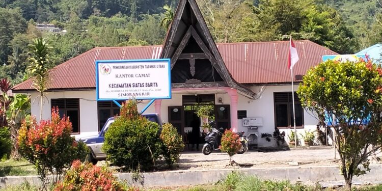 Eliyanto Sitompul Camat Siatas Barita Kabupaten Taput Sulit Ditemui Dikantornya, Apakah jarang Masuk ?