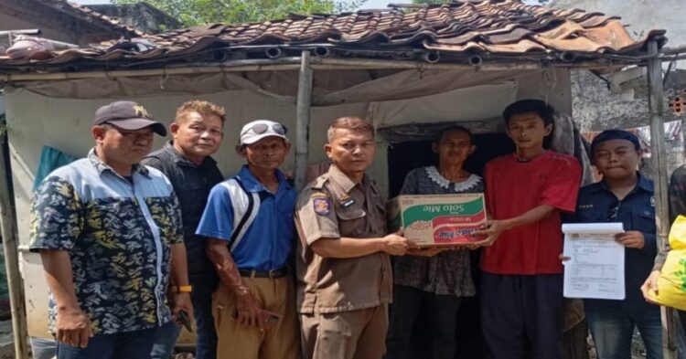 Dinas Sosial Kabupaten Bekasi Salurkan Bantuan Unutuk Warga Kurang Mampu di 4 Desa Yang Ada di Kecamatan Pebanyuran