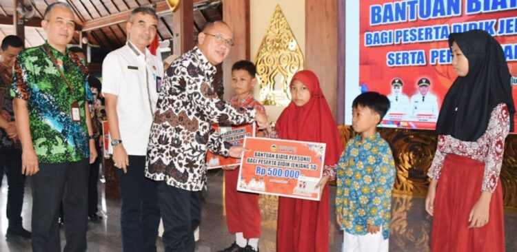 2462 Siswa SD dan SMP Terima Dana Kartu Banyumas Pintar