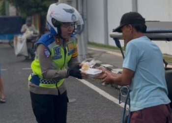 Jumat Berkah, Polwan Satlantas Polres Purbalingga Bagikan Makanan ke Warga Membutuhkan