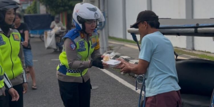 Jumat Berkah, Polwan Satlantas Polres Purbalingga Bagikan Makanan ke Warga Membutuhkan